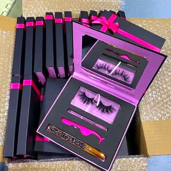 Vegan Lash Kit - Picture 1 of 3
